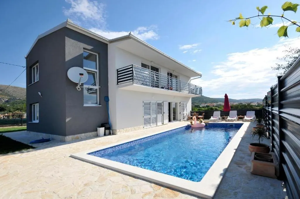 Villa Carolina تروغير